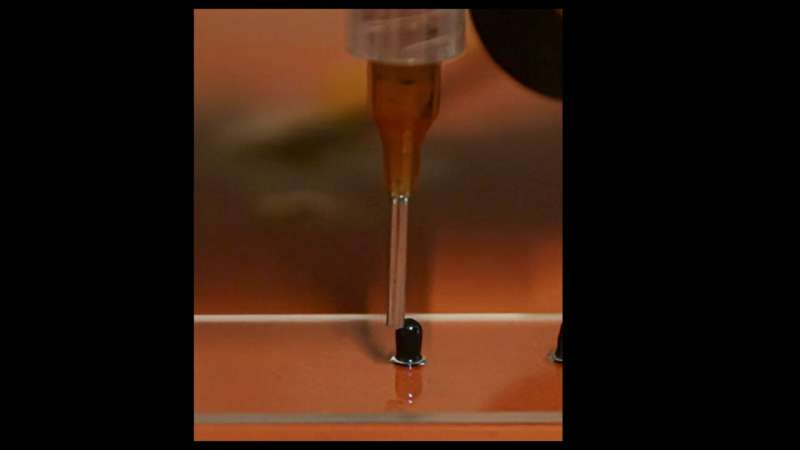 Scratching method to remove the cone tip from a printed pillar. Credit: Shengduo Xu | ISTA Cooling materials – Out of the 3D printer