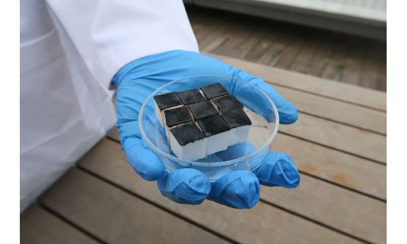Smart spongy device captures water from thin air