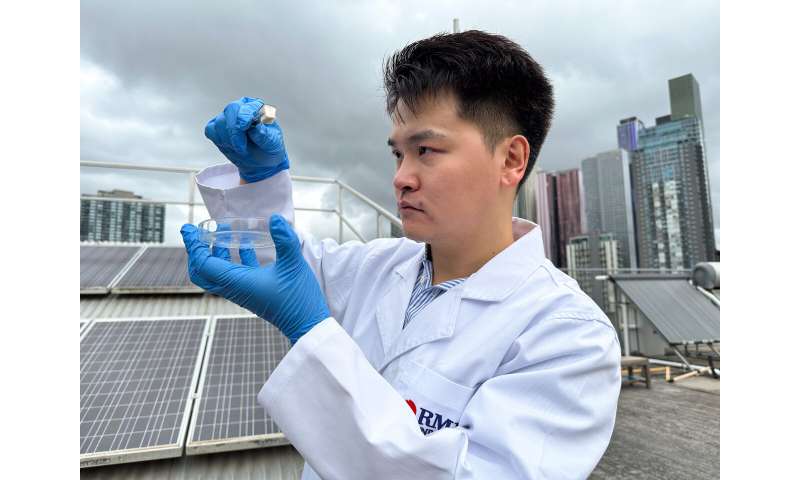 Smart spongy device captures water from thin air