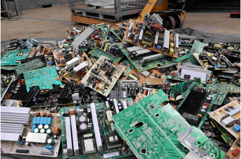 Many components of electronic waste, such as computer processing units and RAM cards, contain valuable metals such as gold and copper. Credit: Flinders University Jackpot! Gold from e-waste opens a rich vein for miners and the environment